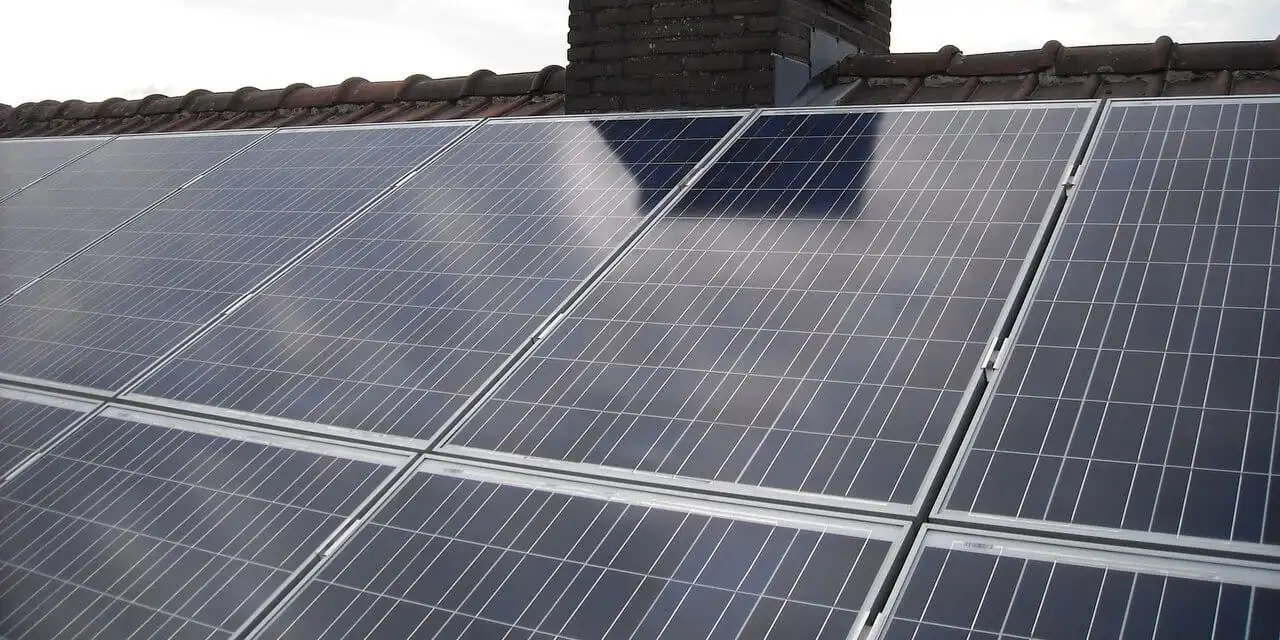 Hur många solpaneler behövs för att ladda en elbil? Solcellspaneler på taket